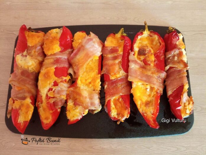 Ardei capia cu cremă de brânză înveliți în bacon