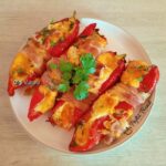 Ardei capia cu cremă de brânză înveliți în bacon