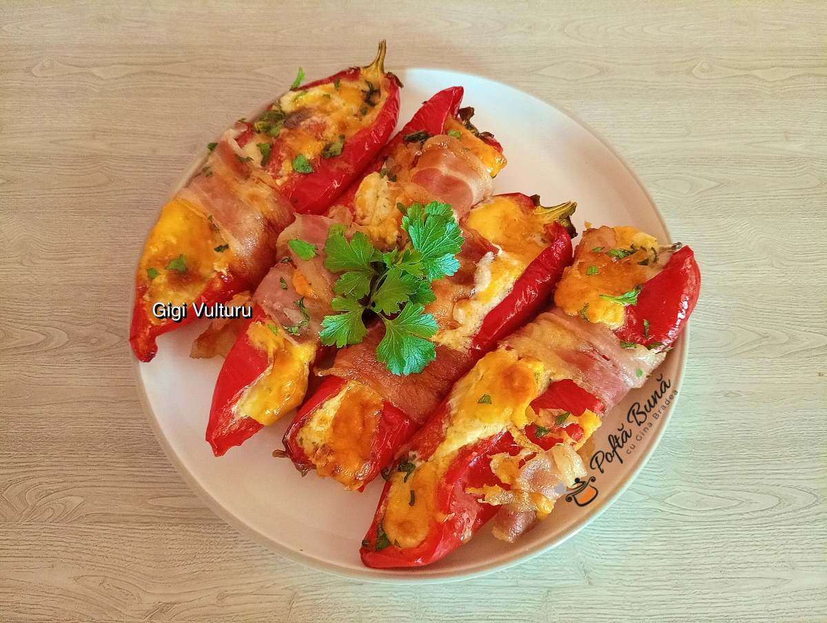 Ardei capia cu cremă de brânză înveliți în bacon