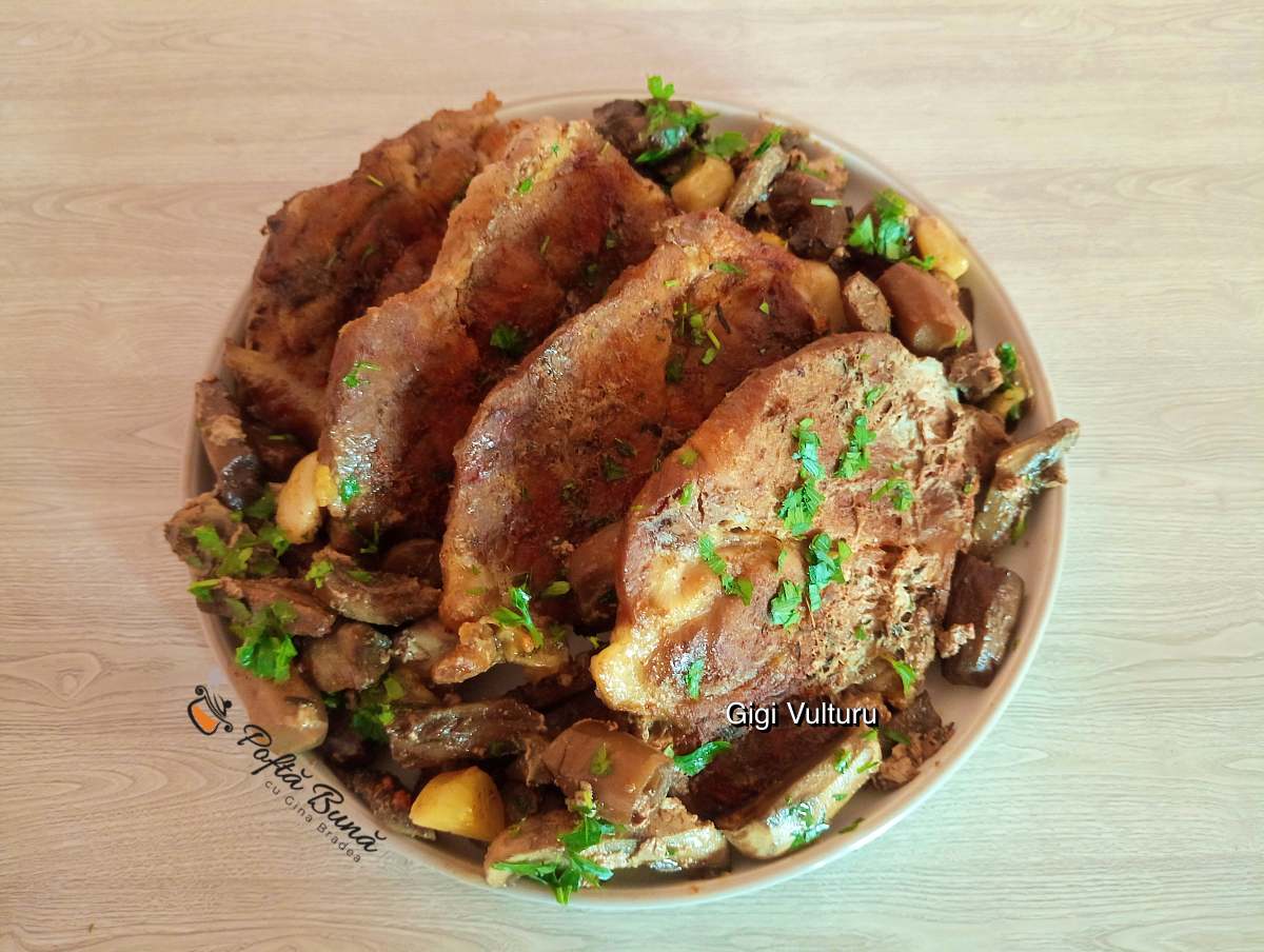 Ceafă de porc cu ciuperci la cuptor