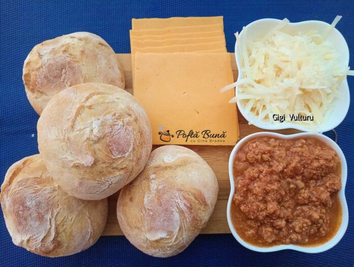 Ingrediente pentru chifle cu cașcaval și sos ragu