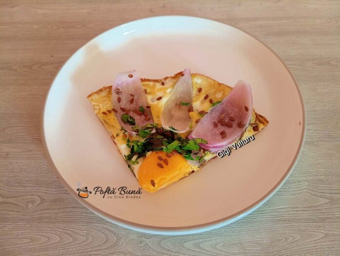 Omletă floare cu ceapă roșie