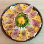 Omletă floare cu ceapă roșie
