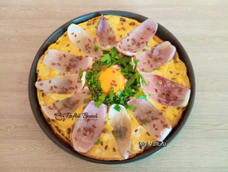 Omletă floare cu ceapă roșie
