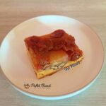 Prăjitură răsturnată cu mere, prune și caramel