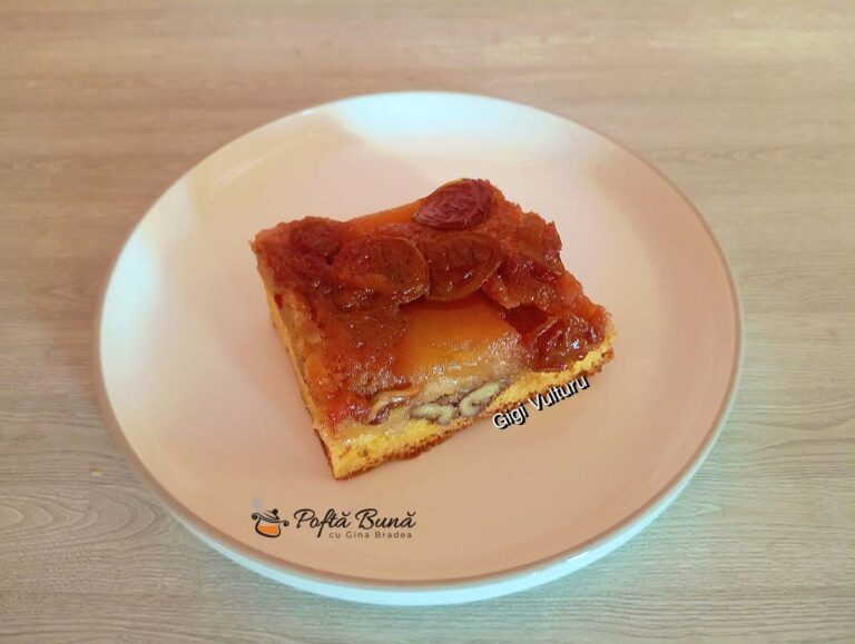 Prăjitură răsturnată cu mere, prune și caramel