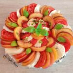Salată caprese cu piersici, roșii și mozzarella