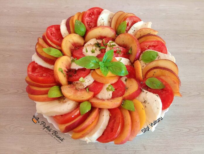 Salată caprese cu piersici, roșii și mozzarella