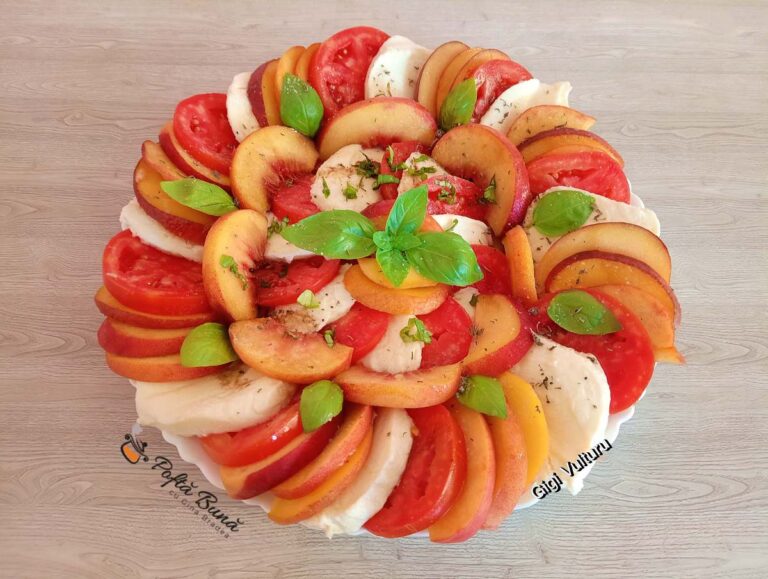 Salată caprese cu piersici, roșii și mozzarella