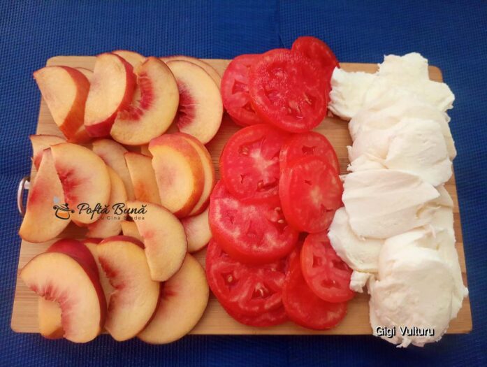 Salată caprese cu piersici, roșii și mozzarella - mod de preparare pentru rețetă