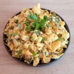 Salată de cartofi cu morcovi, iarbă grasă și iaurt grecesc