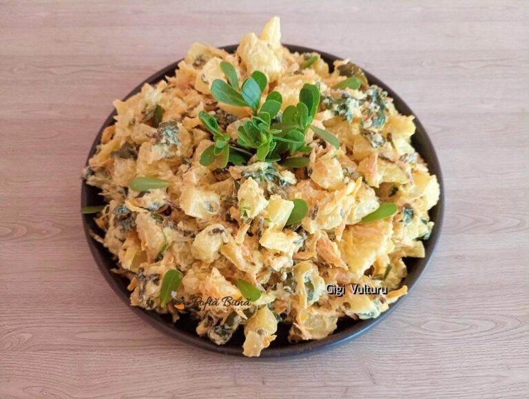 Salată de cartofi cu morcovi, iarbă grasă și iaurt grecesc