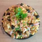 Salată de cartofi cu ouă, ton și castraveți murați