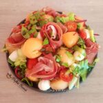 Salată de pepene cu roșii cherry, mozzarella și prosciutto