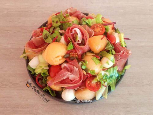 Salată de pepene cu roșii cherry, mozzarella și prosciutto