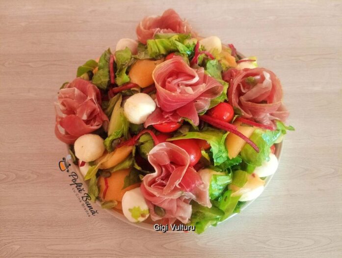 Salată de pepene cu roșii cherry, mozzarella și prosciutto