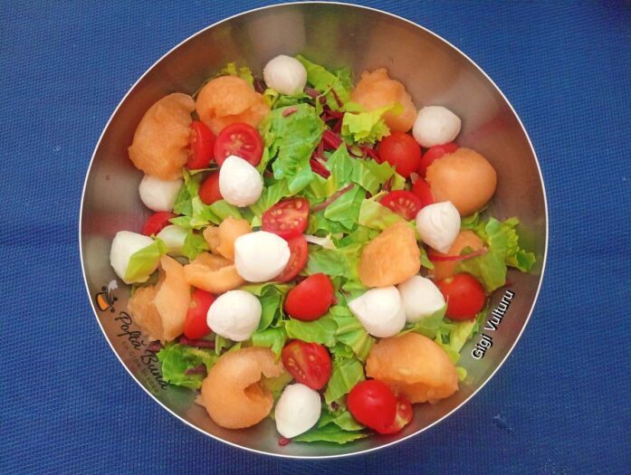 Salată de pepene cu roșii cherry, mozzarella și prosciutto - mod de preparare