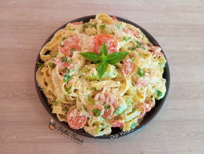 Tagliatelle cu legume și smântână