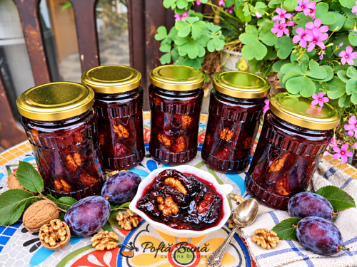Dulceață de prune umplute cu nucă la cuptor
