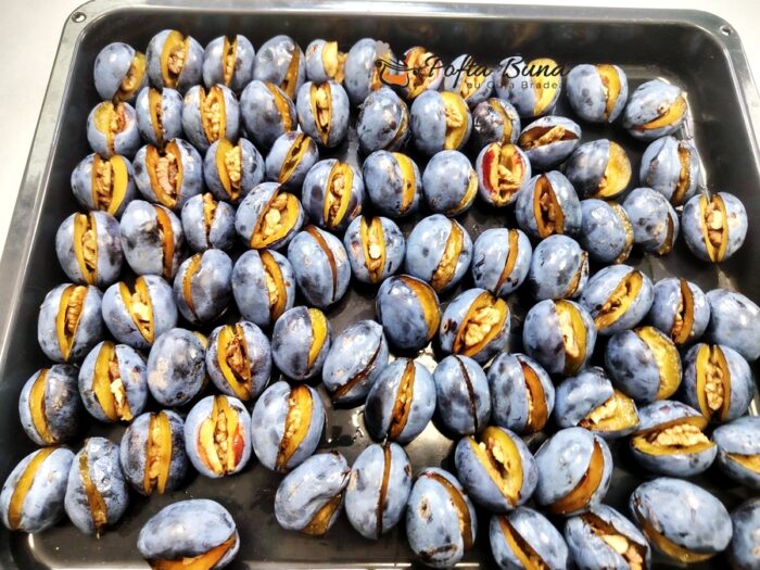 Dulceață de prune umplute cu nucă la cuptor