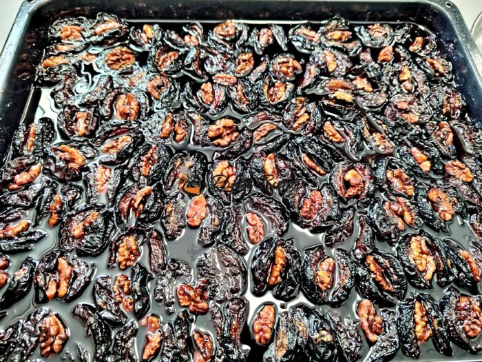 Dulceață de prune umplute cu nucă la cuptor