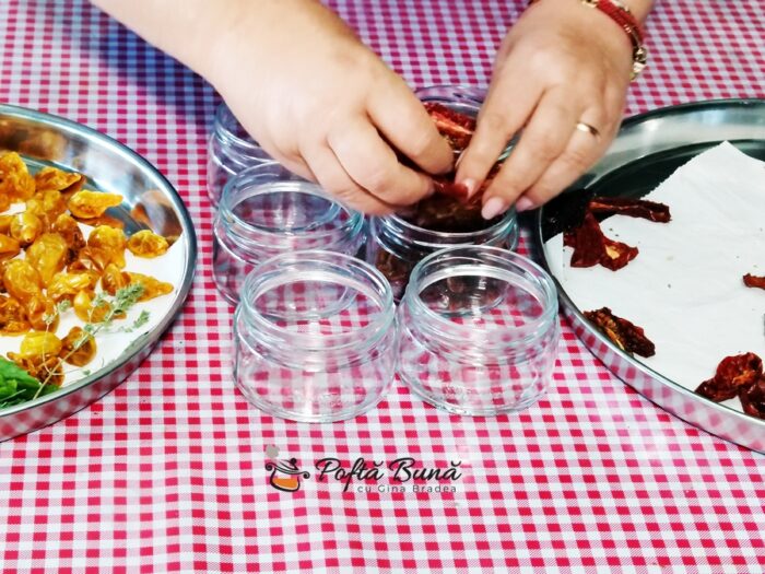 Mod de preparare - roșii uscate la cuptor și conservate în ulei aromat Mod de preparare - roșii uscate la cuptor și conservate în ulei aromat