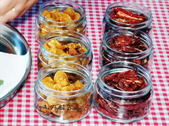 Mod de preparare - roșii uscate la cuptor și conservate în ulei aromat Mod de preparare - roșii uscate la cuptor și conservate în ulei aromat