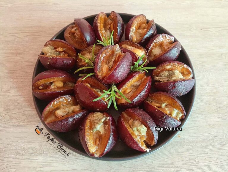 Prune cu gorgonzola și nuci la cuptor