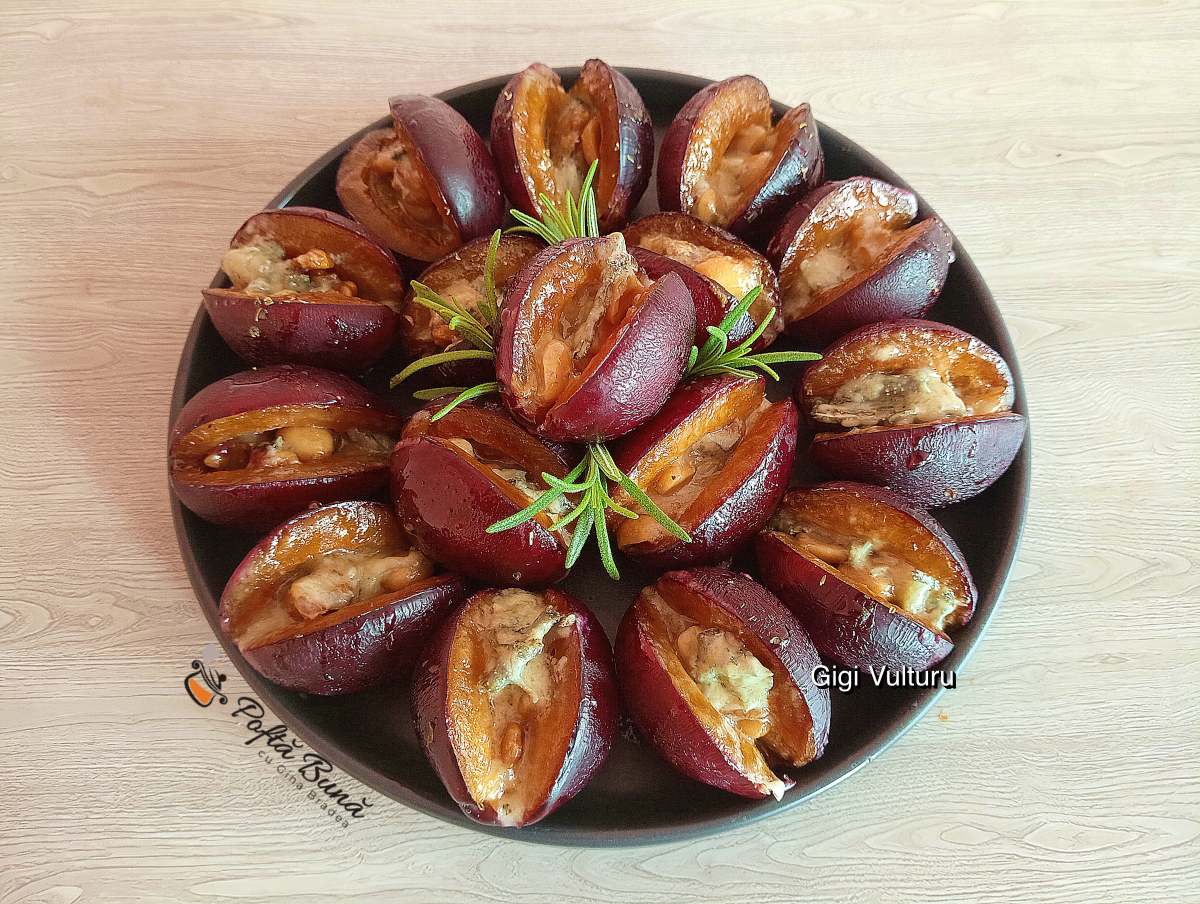 Prune cu gorgonzola și nuci la cuptor