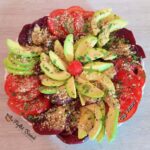 Salată cu avocado, sfeclă roșie și roșii