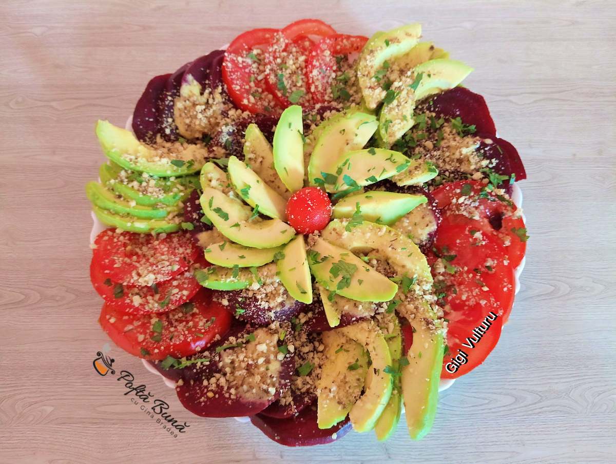 Salată cu avocado, sfeclă roșie și roșii