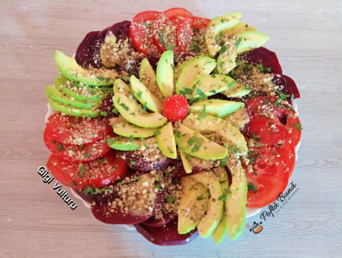 Salată cu avocado, sfeclă roșie și roșii