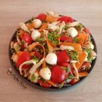 Salată mediteraneană cu piept de pui, iarbă grasă și mozzarella