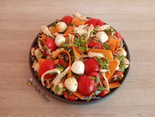 Salată mediteraneană cu piept de pui, iarbă grasă și mozzarella