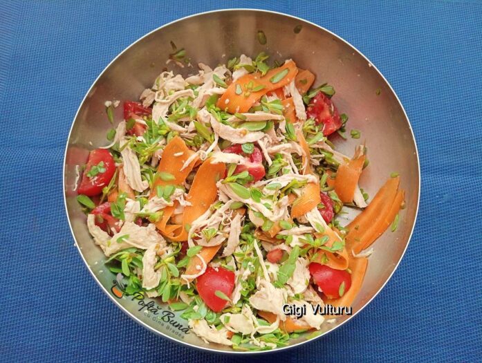 Salată mediteraneană cu piept de pui, iarbă grasă și mozzarella - mod de preparare