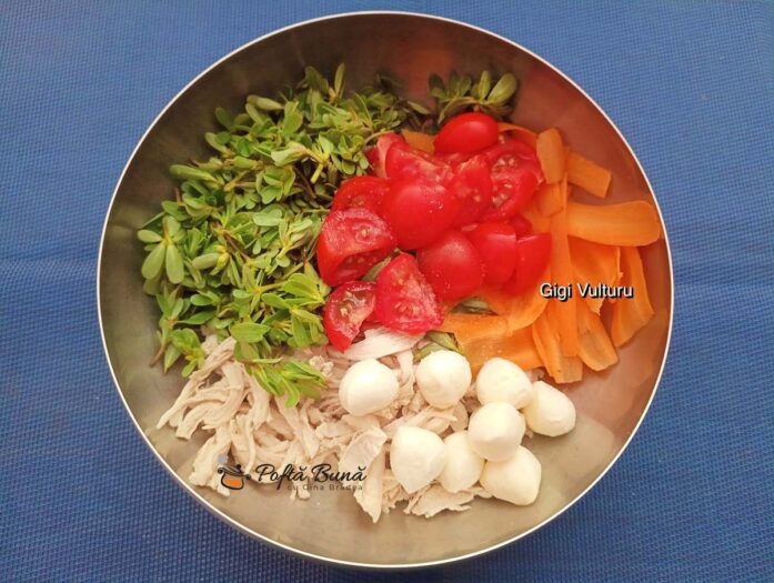Salată mediteraneană cu piept de pui, iarbă grasă și mozzarella - mod de preparare