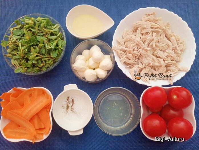 Salată mediteraneană cu piept de pui, iarbă grasă și mozzarella - ingrediente