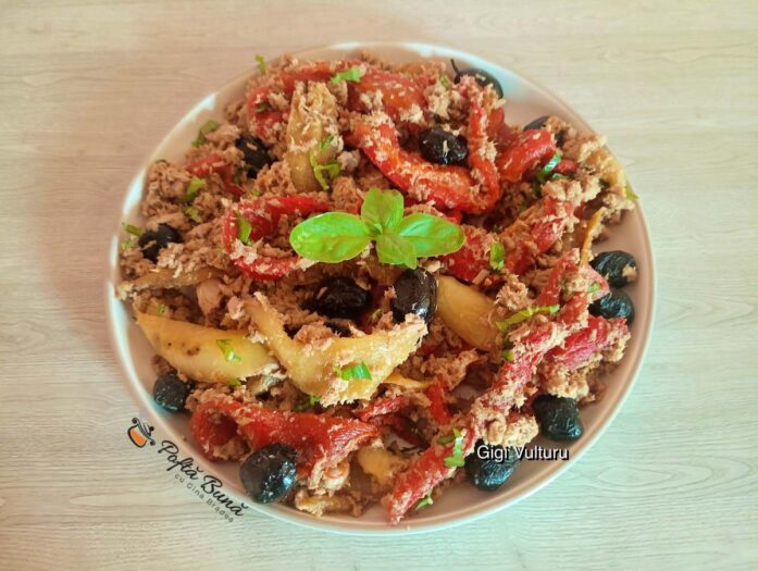Salată de ton cu măsline și ardei copți