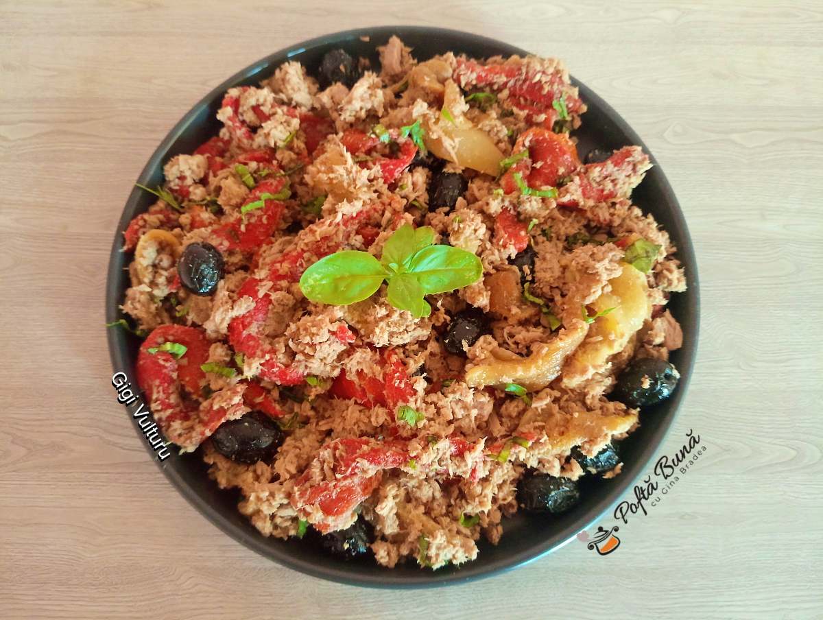 Salată de ton cu măsline și ardei copți