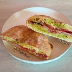 Sandvișuri cu pesto, mozzarella, salam și prosciutto