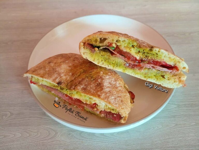 Sandvișuri cu pesto, mozzarella, salam și prosciutto