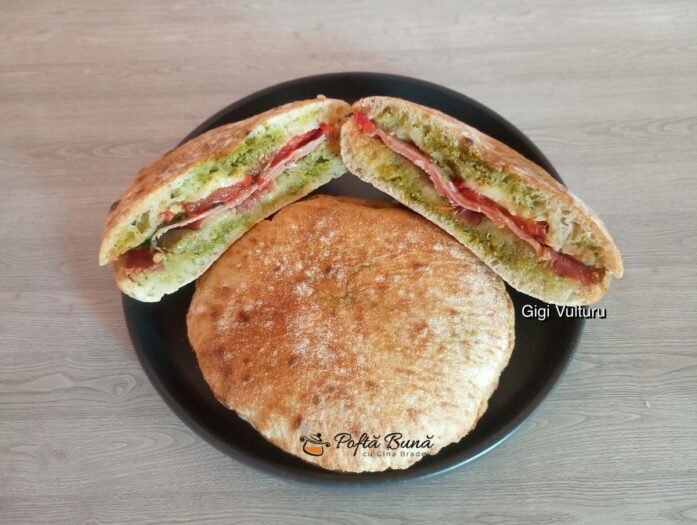 Sandvișuri cu pesto, mozzarella, salam și prosciutto