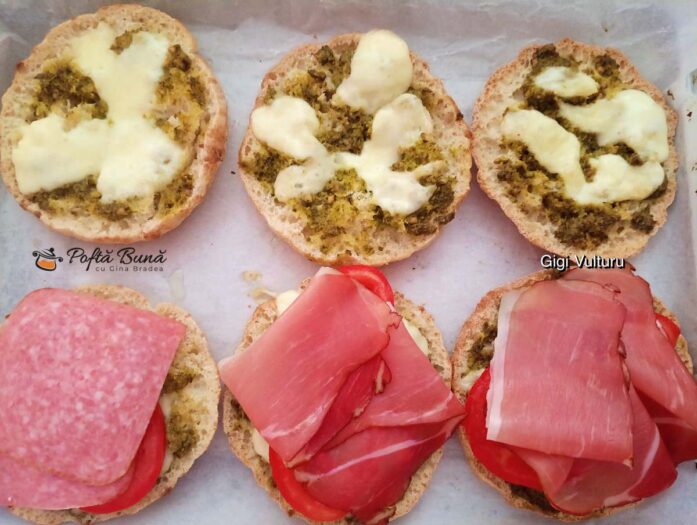 Mod de preparare pentru sandvișuri cu pesto, mozzarella, salam și prosciutto