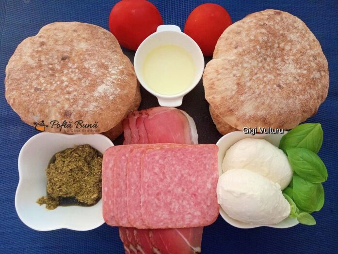 Ingrediente pentru sandvișuri cu pesto, mozzarella, salam și prosciutto